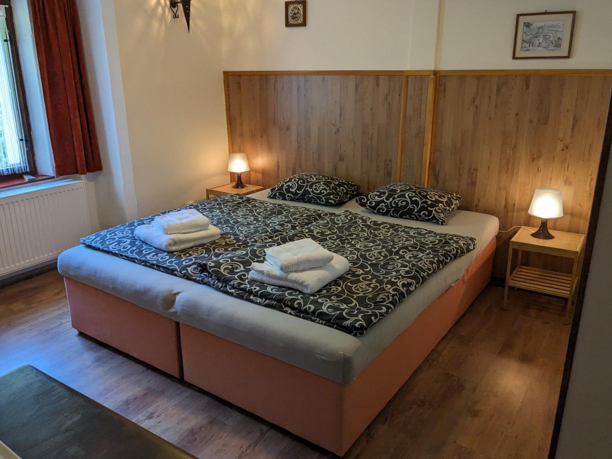 Bed And Breakfast Tvrz Velka Bukovina Ngoại thất bức ảnh