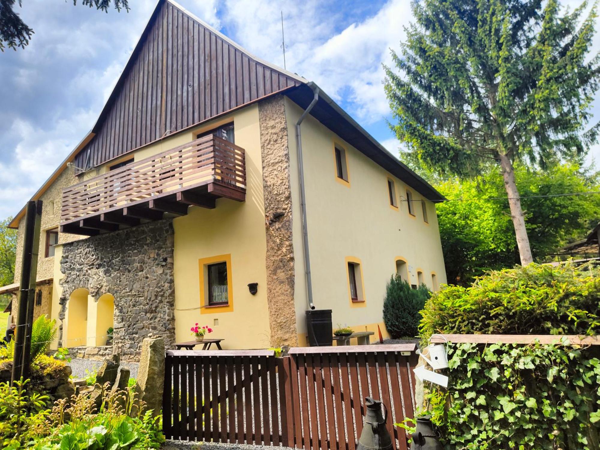 Bed And Breakfast Tvrz Velka Bukovina Ngoại thất bức ảnh